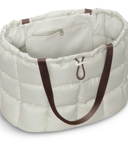 NIKE（ナイキ）の「ナイキ スポーツウェア パフル トート (28L) / Nike Sportswear Puffle Tote (28L) HQ0220-072 Light Bone（トートバッグ・メンズ・オフホワイト・ONE SIZE）」の4枚目の写真