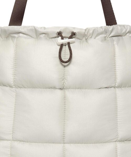 NIKE（ナイキ）の「ナイキ スポーツウェア パフル トート (28L) / Nike Sportswear Puffle Tote (28L) HQ0220-072 Light Bone（トートバッグ・メンズ・オフホワイト・ONE SIZE）」の5枚目の写真