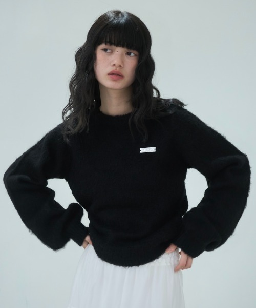 Smyeon(スミョン)の「Name plate shaggy knit/ネームプレート付きシャギーニットプルオーバー(ニット/セーター・レディース・ブラック/ネイビー/イエロー・FREE)」の2枚目の写真