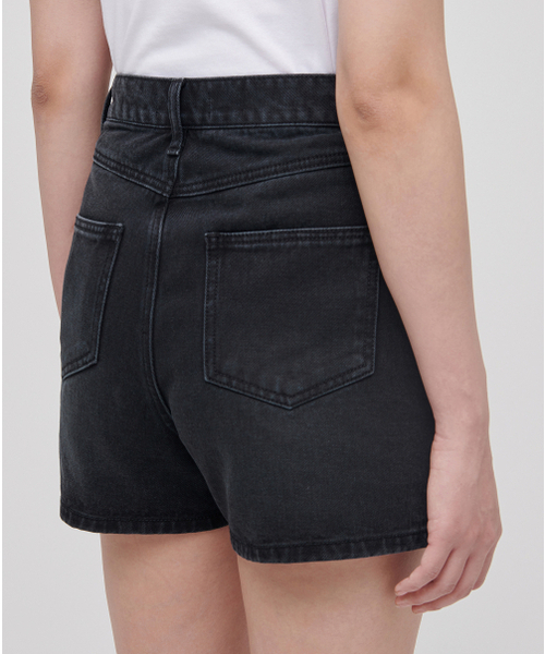 MUSINSA STANDARD WOMAN（ムシンサスタンダードウーマン）の「レディースベーシックデニムショーツ[ウォッシュドブラック]（デニムパンツ・レディース・その他・30/24/25/26/27/28/29）」の6枚目の写真