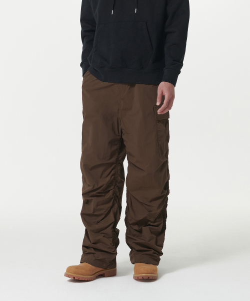 MUSINSA STANDARD（ムシンサスタンダード）の「ナイロンワイドシェリングカーゴパンツ[バロックブラウン]（その他パンツ・メンズ・その他・26/28/30/32/34/36/38/40/42）」の2枚目の写真