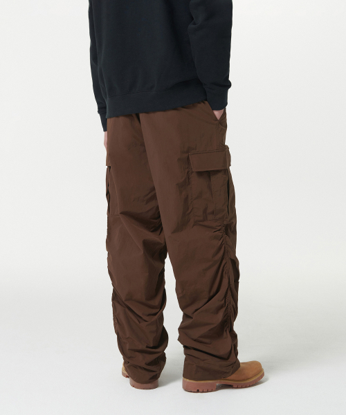 MUSINSA STANDARD（ムシンサスタンダード）の「ナイロンワイドシェリングカーゴパンツ[バロックブラウン]（その他パンツ・メンズ・その他・26/28/30/32/34/36/38/40/42）」の3枚目の写真