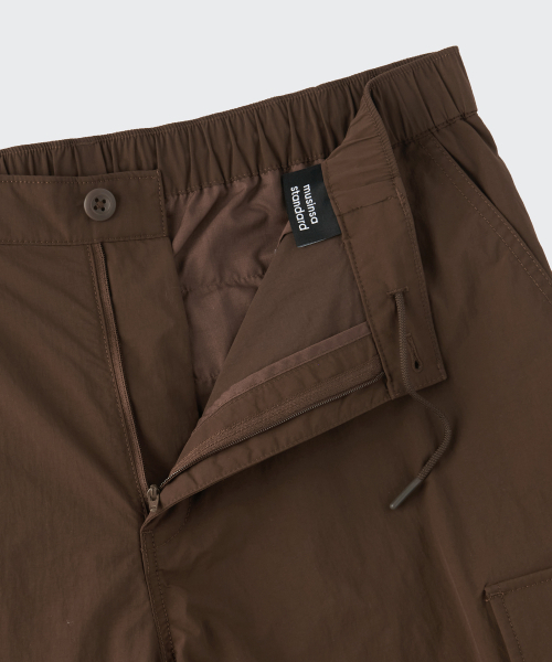 MUSINSA STANDARD（ムシンサスタンダード）の「ナイロンワイドシェリングカーゴパンツ[バロックブラウン]（その他パンツ・メンズ・その他・26/28/30/32/34/36/38/40/42）」の4枚目の写真