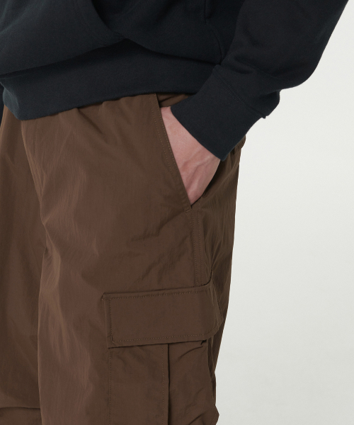MUSINSA STANDARD（ムシンサスタンダード）の「ナイロンワイドシェリングカーゴパンツ[バロックブラウン]（その他パンツ・メンズ・その他・26/28/30/32/34/36/38/40/42）」の5枚目の写真