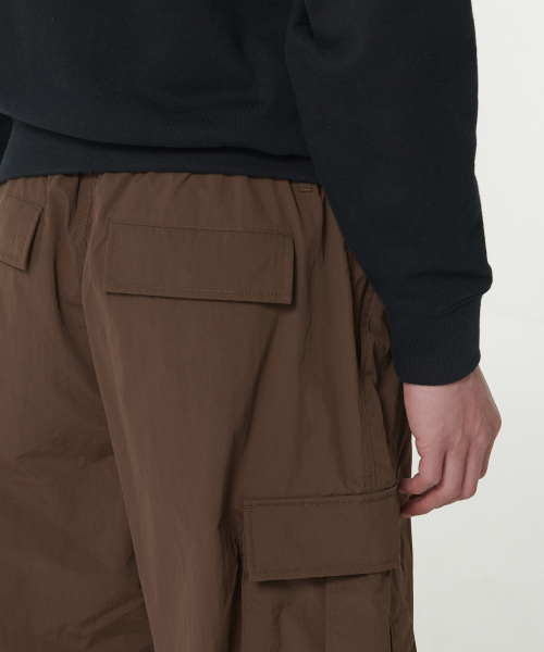 MUSINSA STANDARD（ムシンサスタンダード）の「ナイロンワイドシェリングカーゴパンツ[バロックブラウン]（その他パンツ・メンズ・その他・26/28/30/32/34/36/38/40/42）」の6枚目の写真