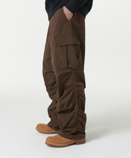 MUSINSA STANDARD（ムシンサスタンダード）の「ナイロンワイドシェリングカーゴパンツ[バロックブラウン]（その他パンツ・メンズ・その他・26/28/30/32/34/36/38/40/42）」の7枚目の写真