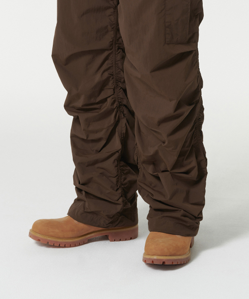 MUSINSA STANDARD（ムシンサスタンダード）の「ナイロンワイドシェリングカーゴパンツ[バロックブラウン]（その他パンツ・メンズ・その他・26/28/30/32/34/36/38/40/42）」の9枚目の写真
