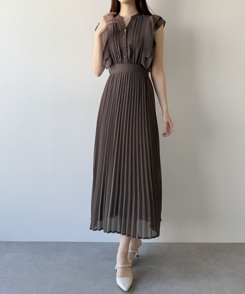 mipiarl（ミピアール）の「ラッフルピンタックプリーツワンピース（ワンピース・レディース・グレー/ブラック/アイボリー/ピンクベージュ/チャコール・SMALL/MEDIUM/LARGE/X-LARGE）」の4枚目の写真