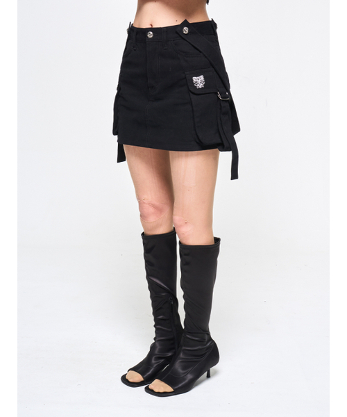 YEEL（ワイイーイーエル）の「CROSS STRAP CARGO SKIRT BLACK（スカート・レディース・その他・SMALL/MEDIUM）」の2枚目の写真
