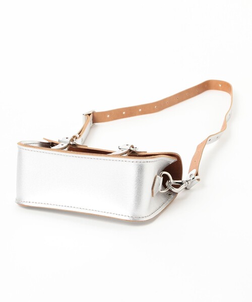 International Gallery BEAMS(インターナショナルギャラリービームス)の「【別注】CAMBRIDGE SATCHEL / ミニ サッチェルバッグ(トートバッグ・メンズ・ブラック/シルバー・ONE SIZE)」の5枚目の写真