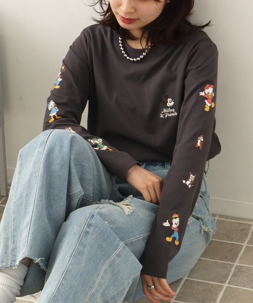 Disney(ディズニー)の「【Disney/ディズニー】ミッキー&フレンズ カレッジロゴ ロングスリーブTシャツ(Tシャツ/カットソー・レディース・ベージュ/スミクロ/オレンジ/パープル・L/M)」の2枚目の写真