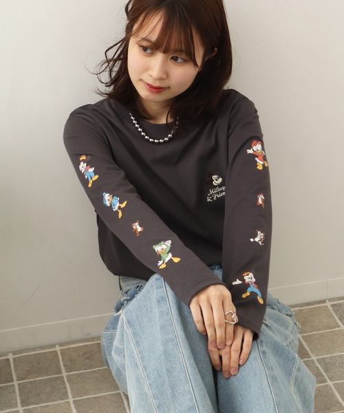 Disney(ディズニー)の「【Disney/ディズニー】ミッキー&フレンズ カレッジロゴ ロングスリーブTシャツ(Tシャツ/カットソー・レディース・ベージュ/スミクロ/オレンジ/パープル・L/M)」の7枚目の写真