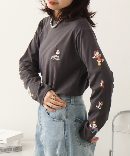 Disney(ディズニー)の「【Disney/ディズニー】ミッキー&フレンズ カレッジロゴ ロングスリーブTシャツ(Tシャツ/カットソー・レディース・ベージュ/スミクロ/オレンジ/パープル・L/M)」の5枚目の写真