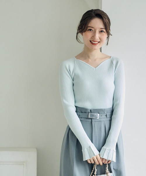 12Twelve Agenda(トゥエルブ アジェンダ)の「ハートネックフレアスリーブニットプルオーバー(ニット/セーター・レディース・チャコールグレー/グレイッシュベージュ/サックスブルー・M)」の3枚目の写真