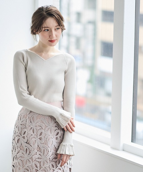 12Twelve Agenda(トゥエルブ アジェンダ)の「ハートネックフレアスリーブニットプルオーバー(ニット/セーター・レディース・チャコールグレー/グレイッシュベージュ/サックスブルー・M)」の2枚目の写真