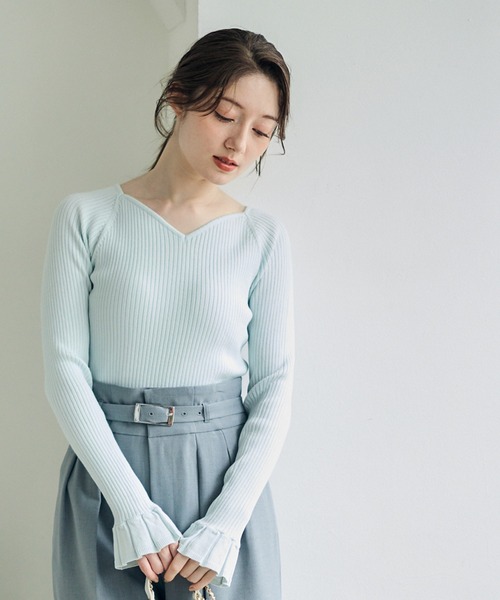 12Twelve Agenda(トゥエルブ アジェンダ)の「ハートネックフレアスリーブニットプルオーバー(ニット/セーター・レディース・チャコールグレー/グレイッシュベージュ/サックスブルー・M)」の6枚目の写真