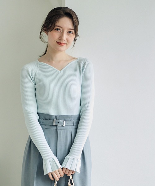 12Twelve Agenda(トゥエルブ アジェンダ)の「ハートネックフレアスリーブニットプルオーバー(ニット/セーター・レディース・チャコールグレー/グレイッシュベージュ/サックスブルー・M)」の4枚目の写真