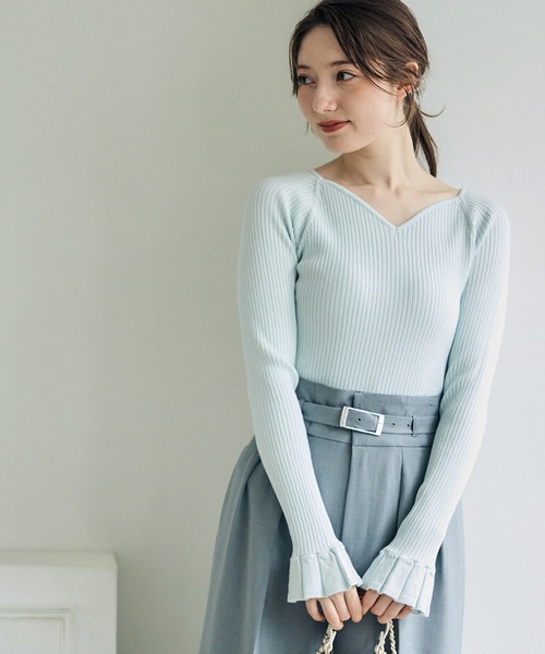 12Twelve Agenda(トゥエルブ アジェンダ)の「ハートネックフレアスリーブニットプルオーバー(ニット/セーター・レディース・チャコールグレー/グレイッシュベージュ/サックスブルー・M)」の5枚目の写真