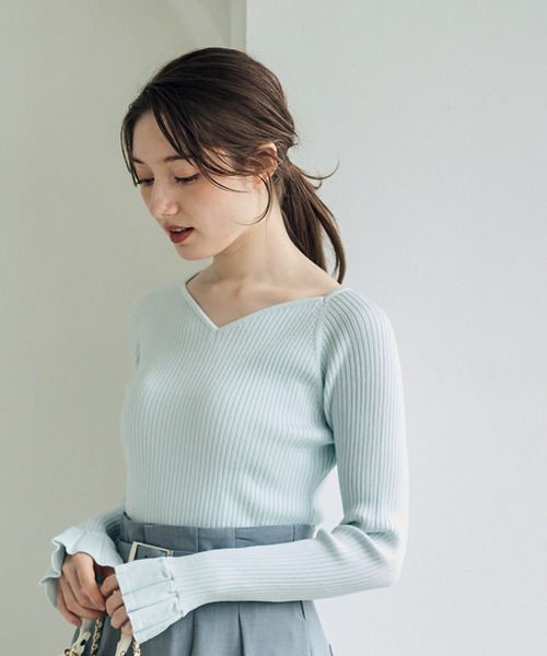 12Twelve Agenda(トゥエルブ アジェンダ)の「ハートネックフレアスリーブニットプルオーバー(ニット/セーター・レディース・チャコールグレー/グレイッシュベージュ/サックスブルー・M)」の7枚目の写真