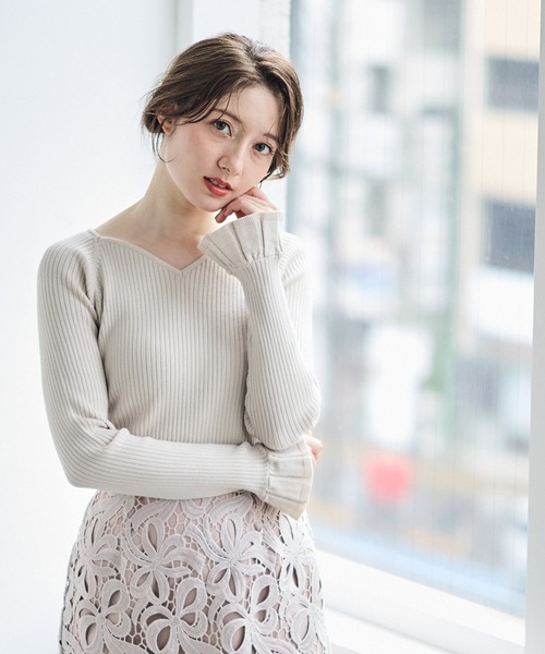 12Twelve Agenda(トゥエルブ アジェンダ)の「ハートネックフレアスリーブニットプルオーバー(ニット/セーター・レディース・チャコールグレー/グレイッシュベージュ/サックスブルー・M)」の13枚目の写真