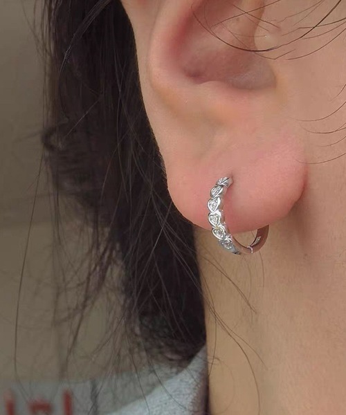 yu-ka(ユーカ)の「YU-KA:ハートビジューフープピアス Heart bijou hoop pierce(ピアス(両耳用)・レディース・ゴールド/シルバー・FREE)」の3枚目の写真