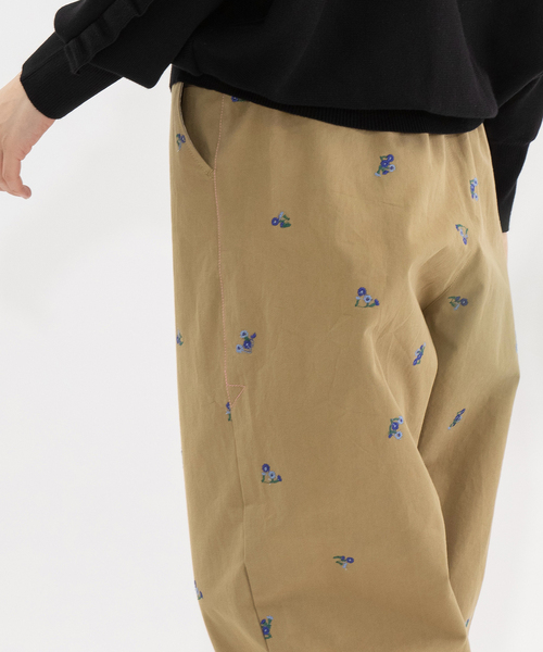 nop de nod(ノップドゥノッド)の「フラワー刺繍チノパンツ(チノパンツ・レディース・インディゴブルー/ベージュ/カーキ・M)」の9枚目の写真