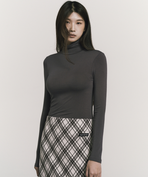 NICK&NICOLE（ニックアンドニコール）の「[ESSENTIAL] SLIM TURTLENECK TOP_CHARCOAL（Tシャツ/カットソー・レディース・その他・MEDIUM/LARGE）」の2枚目の写真