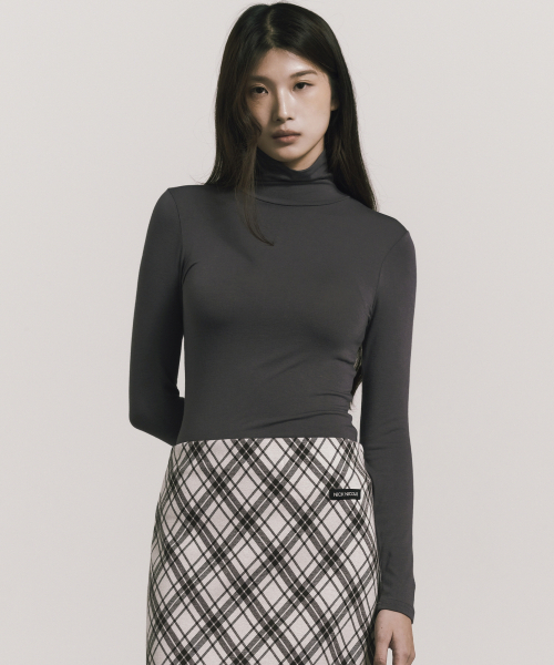 NICK&NICOLE（ニックアンドニコール）の「[ESSENTIAL] SLIM TURTLENECK TOP_CHARCOAL（Tシャツ/カットソー・レディース・その他・MEDIUM/LARGE）」の3枚目の写真