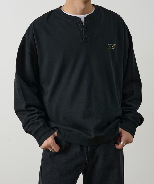 COLONY 2139（コロニートゥーワンスリーナイン）の「ワンポイントプリントヘンリーネックスウェット（Tシャツ/カットソー・メンズ・ホワイト/ネイビー/ブラック・LARGE/MEDIUM）」の2枚目の写真