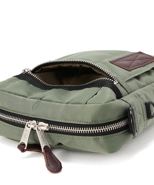 AVIREX（アヴィレックス）の「FLIGHT NYLON "VERTICAL SHOULDER BAG" / フライトナイロン ヴァーティカル ショルダー バッグ / AVIREX / アヴィレックス（ショルダーバッグ・メンズ・ブラック/その他10・F）」の5枚目の写真