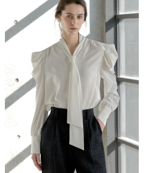 Re:EDIT（リエディ）の「[2026S/S COLLECTION][MEISM by Re:EDIT]無地orドットパワショルVネックボウタイブラウス（シャツ/ブラウス・レディース・ホワイト系その他/ホワイト/ブラック/ブラック系その他・MEDIUM/LARGE）」の2枚目の写真