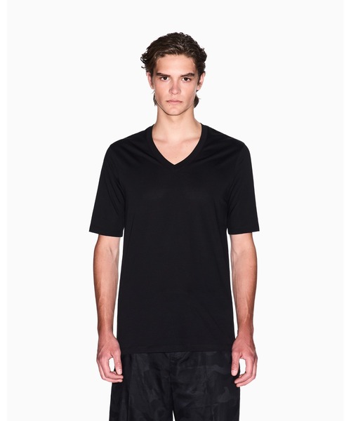 ARMANI EXCHANGE(アルマーニエクスチェンジ)の「【A|X アルマーニ エクスチェンジ】バックネックプリント 半袖VネックTシャツ/SLIM(Tシャツ/カットソー・メンズ・ブラック・SMALL/XX-LARGE/X-SMALL)」の1枚目の写真