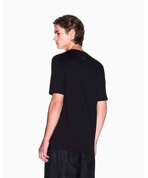 ARMANI EXCHANGE(アルマーニエクスチェンジ)の「【A|X アルマーニ エクスチェンジ】バックネックプリント 半袖VネックTシャツ/SLIM(Tシャツ/カットソー・メンズ・ブラック・SMALL/XX-LARGE/X-SMALL)」の5枚目の写真