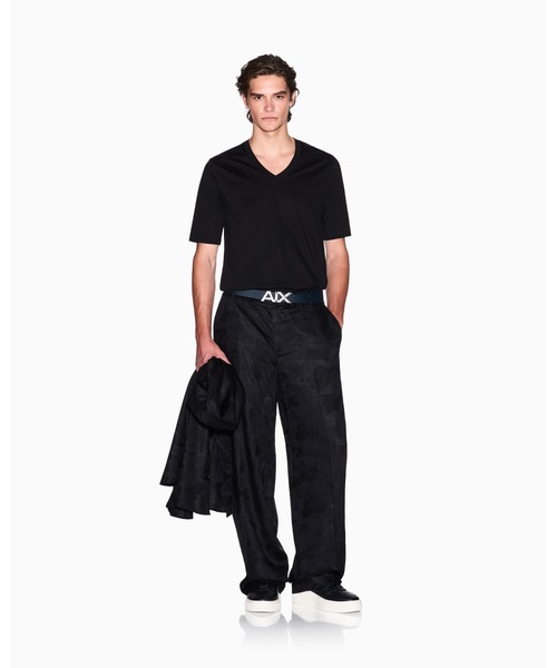 ARMANI EXCHANGE(アルマーニエクスチェンジ)の「【A|X アルマーニ エクスチェンジ】バックネックプリント 半袖VネックTシャツ/SLIM(Tシャツ/カットソー・メンズ・ブラック・SMALL/XX-LARGE/X-SMALL)」の3枚目の写真