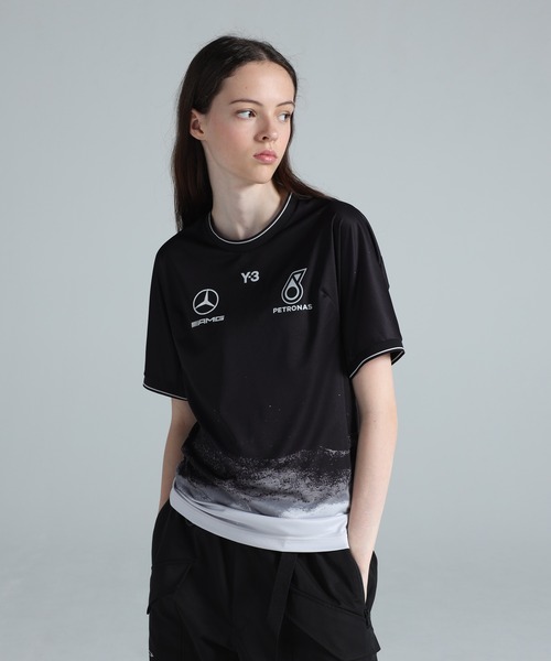 Y-3（ワイスリー）の「Y-3 MERCEDES - AMG PETRONAS FORMULA 1 TEAM MECHANICS SHORT SLEEVE JERSEY（Tシャツ/カットソー・メンズ・ブラック・X-SMALL/SMALL/MEDIUM/X-LARGE/XX-SMALL/LARGE/XX-LARGE）」の2枚目の写真