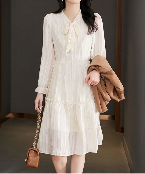 &soiree(アンドソワレ)の「ボウタイリボンジャガードミドル丈ワンピース(ワンピース・レディース・アイボリー・SMALL/MEDIUM/LARGE/X-LARGE)」の1枚目の写真