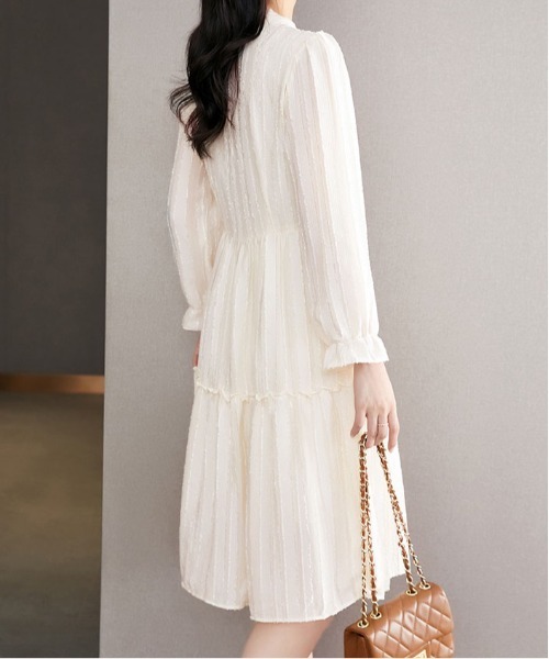 &soiree(アンドソワレ)の「ボウタイリボンジャガードミドル丈ワンピース(ワンピース・レディース・アイボリー・SMALL/MEDIUM/LARGE/X-LARGE)」の2枚目の写真