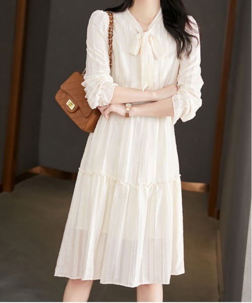 &soiree(アンドソワレ)の「ボウタイリボンジャガードミドル丈ワンピース(ワンピース・レディース・アイボリー・SMALL/MEDIUM/LARGE/X-LARGE)」の3枚目の写真