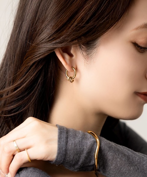 Cream dot.(クリームドット)の「【サージカルステンレス】3WAYバイカラーリングのステンレス製キャッチレスフープピアス(ピアス(両耳用)・レディース・シルバー/シルバー系その他/ゴールド系その他/ゴールド/ピンク系その他/ブラック系その他・ONE SIZE)」の12枚目の写真