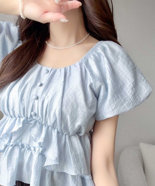 mily bilet(ミウィビレット)の「【mily bilet】肩見せで、夏のムードをひとさじ。オフショル2Wayフリルペプラムシアーブラウス(半袖)(シャツ/ブラウス・レディース・チャコール/ブルー/アイボリー・SMALL/MEDIUM/LARGE/X-LARGE)」の3枚目の写真