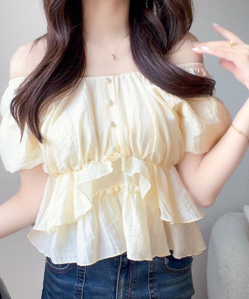 mily bilet(ミウィビレット)の「【mily bilet】肩見せで、夏のムードをひとさじ。オフショル2Wayフリルペプラムシアーブラウス(半袖)(シャツ/ブラウス・レディース・チャコール/ブルー/アイボリー・SMALL/MEDIUM/LARGE/X-LARGE)」の5枚目の写真