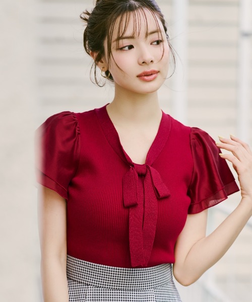 MISCH MASCH(ミッシュマッシュ)の「2026春夏新作 ボウタイラメダブルシアー袖ニット(ニット/セーター・レディース・レッド/ホワイト/ブラック/ブルー・フリ-)」の1枚目の写真