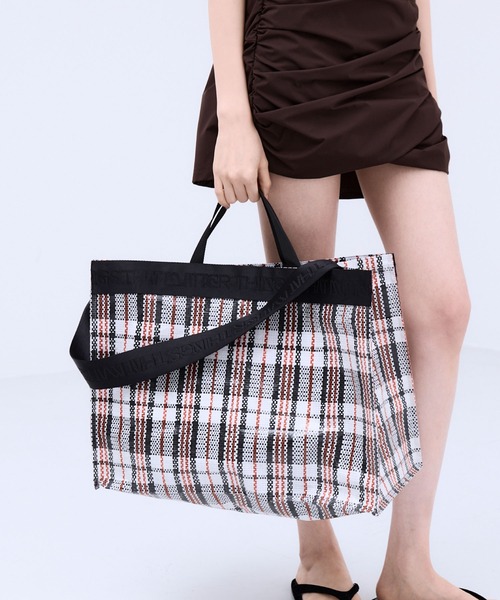THINGS THAT MATTER(シングス ザット マター)の「TWO-WAY LEISURE TOTE / ツーウェイ レジャー トート(ショルダーバッグ・レディース・シルバー/ブラック/ブラック×レッド・FREE)」の4枚目の写真