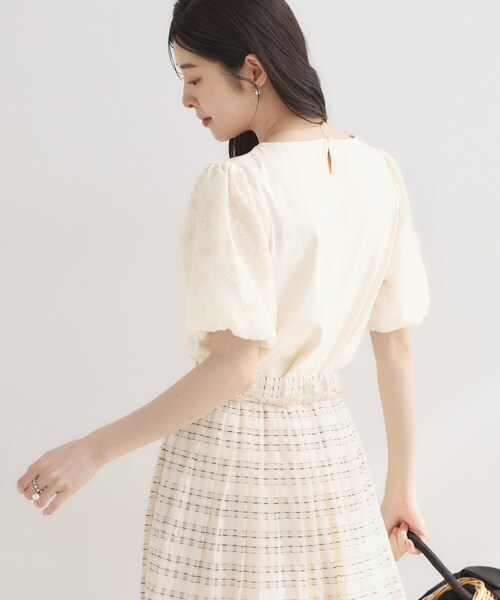 couture brooch(クチュールブローチ)の「【接触冷感・UVカット・洗える】バルーンスリーブ トップス(Tシャツ/カットソー・レディース・オフホワイト/ライトグレー/ブラック・42/40/38/36)」の16枚目の写真