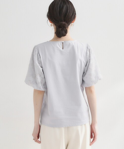 couture brooch(クチュールブローチ)の「【接触冷感・UVカット・洗える】バルーンスリーブ トップス(Tシャツ/カットソー・レディース・オフホワイト/ライトグレー/ブラック・42/40/38/36)」の6枚目の写真