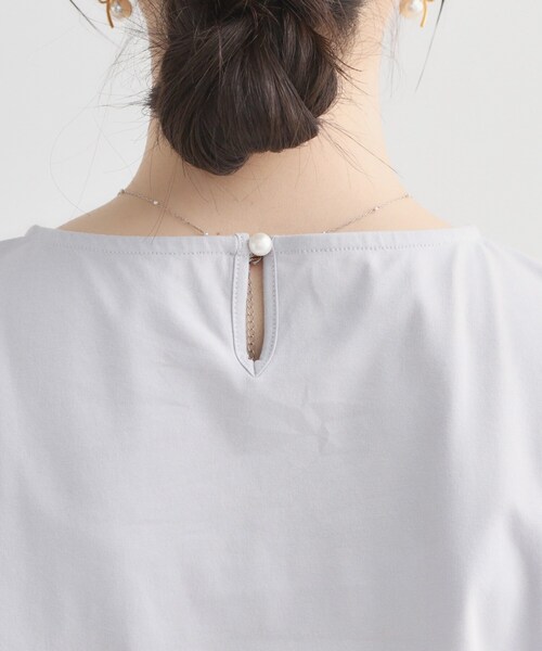couture brooch(クチュールブローチ)の「【接触冷感・UVカット・洗える】バルーンスリーブ トップス(Tシャツ/カットソー・レディース・オフホワイト/ライトグレー/ブラック・42/40/38/36)」の8枚目の写真
