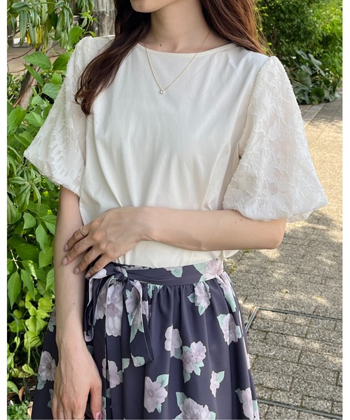 couture brooch(クチュールブローチ)の「【接触冷感・UVカット・洗える】バルーンスリーブ トップス(Tシャツ/カットソー・レディース・オフホワイト/ライトグレー/ブラック・42/40/38/36)」の2枚目の写真