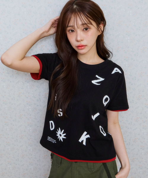 KIJIKO(キジコ)の「ke404. Typo Semi Crop Tee Black(Tシャツ/カットソー・レディース・ブラック・FREE)」の2枚目の写真