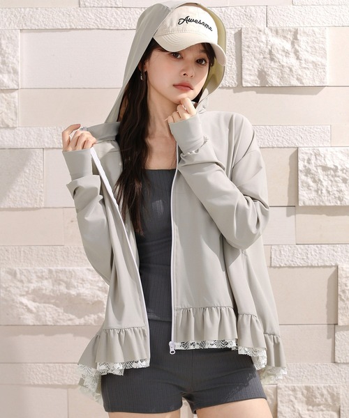 TeddyShop（テディショップ）の「【UVカット率 99.9％以上/UPF50+/フード・サムホール付き/水陸両用】話題のレース×フリル。長袖プチハイネックジップアップラッシュガードパーカー レディース（パーカー・レディース・ブラック/クリーム/モカ/ライトグレー・LL/L/M/S）」の2枚目の写真