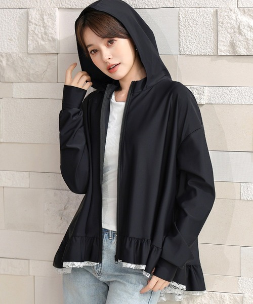 TeddyShop（テディショップ）の「【UVカット率 99.9％以上/UPF50+/フード・サムホール付き/水陸両用】話題のレース×フリル。長袖プチハイネックジップアップラッシュガードパーカー レディース（パーカー・レディース・ブラック/クリーム/モカ/ライトグレー・LL/L/M/S）」の5枚目の写真